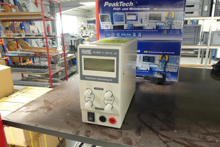 QUAT Power - Regelbares Labornetzgerät Modell: LN-3003 0…30V/0…3A
